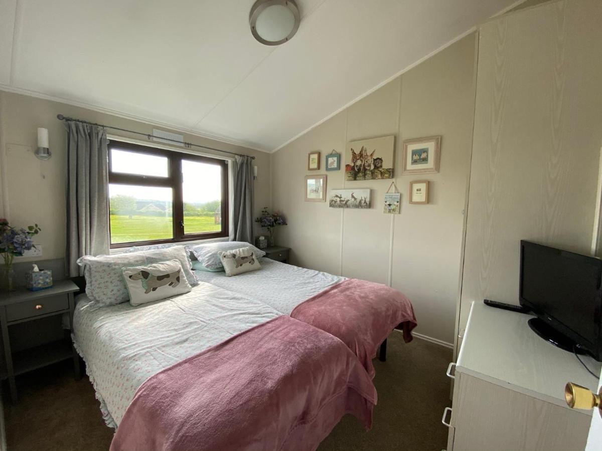 Rew Farm Country & Equestrian Accommodation - Sunrise Lodge 梅尔克舍姆 外观 照片