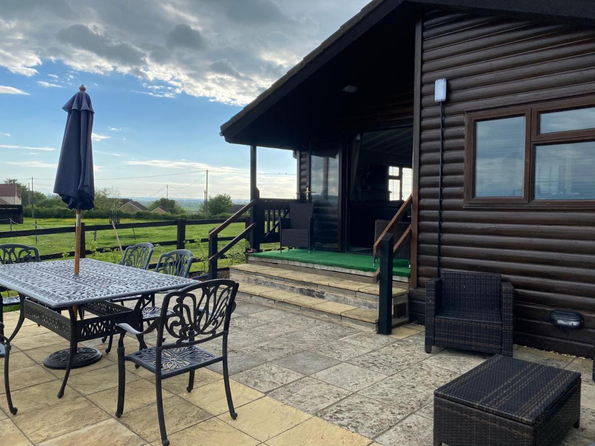 Rew Farm Country & Equestrian Accommodation - Sunrise Lodge 梅尔克舍姆 外观 照片
