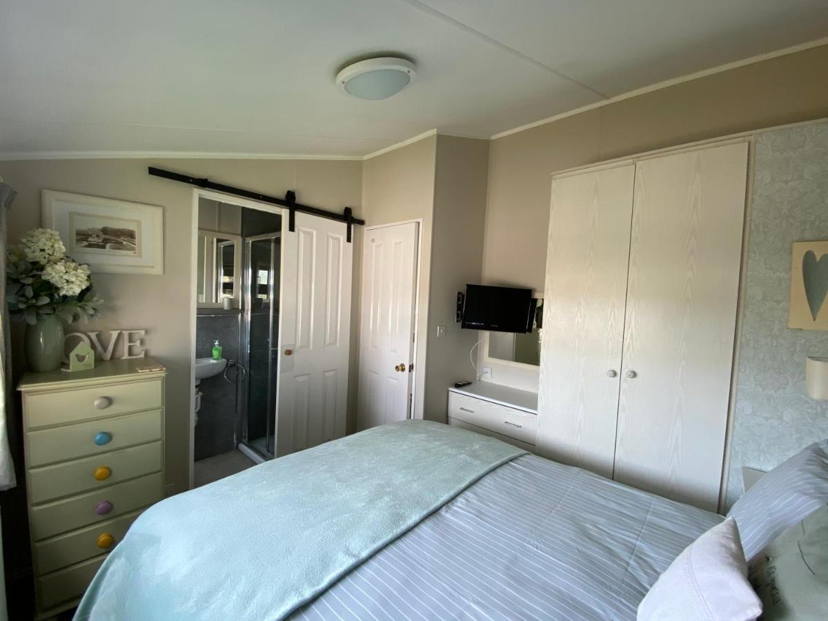 Rew Farm Country & Equestrian Accommodation - Sunrise Lodge 梅尔克舍姆 外观 照片