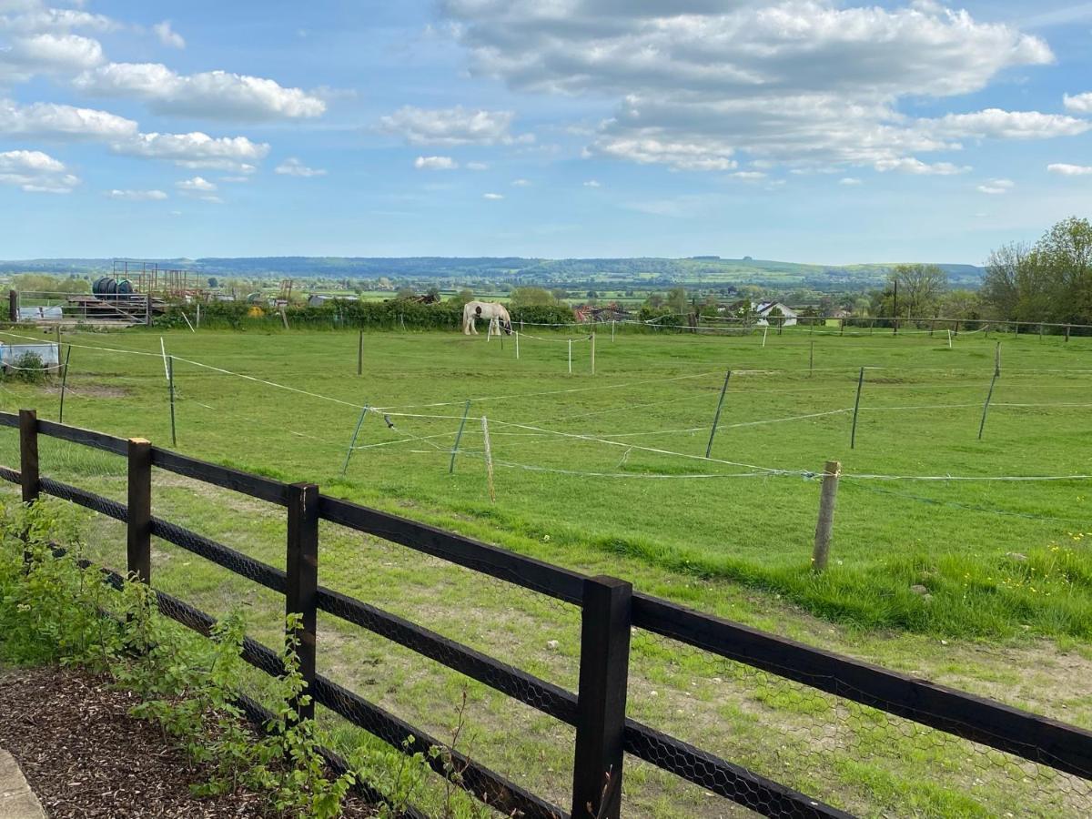 Rew Farm Country & Equestrian Accommodation - Sunrise Lodge 梅尔克舍姆 外观 照片