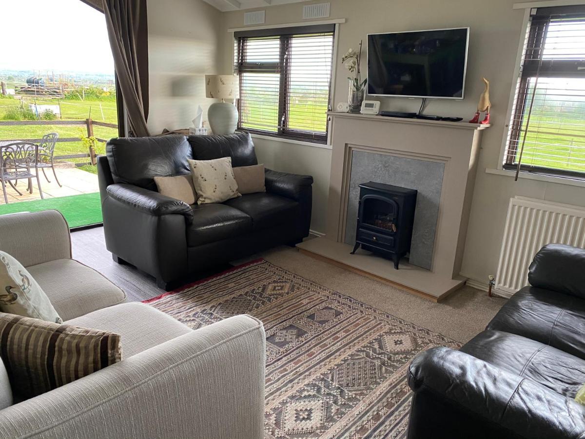 Rew Farm Country & Equestrian Accommodation - Sunrise Lodge 梅尔克舍姆 外观 照片