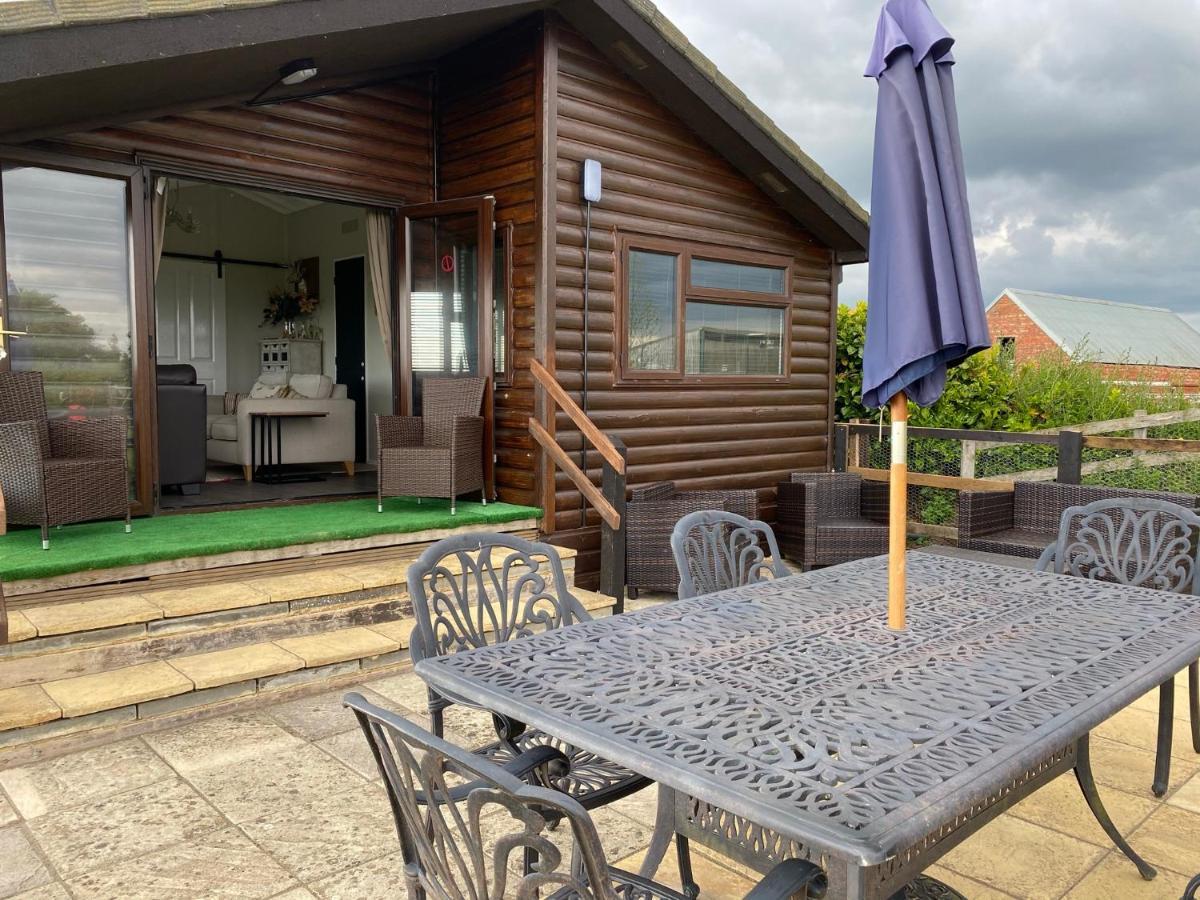 Rew Farm Country & Equestrian Accommodation - Sunrise Lodge 梅尔克舍姆 外观 照片