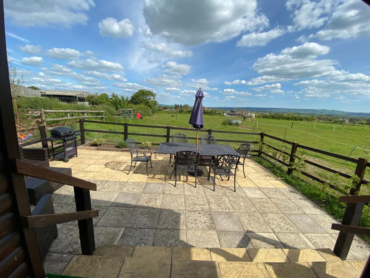 Rew Farm Country & Equestrian Accommodation - Sunrise Lodge 梅尔克舍姆 外观 照片