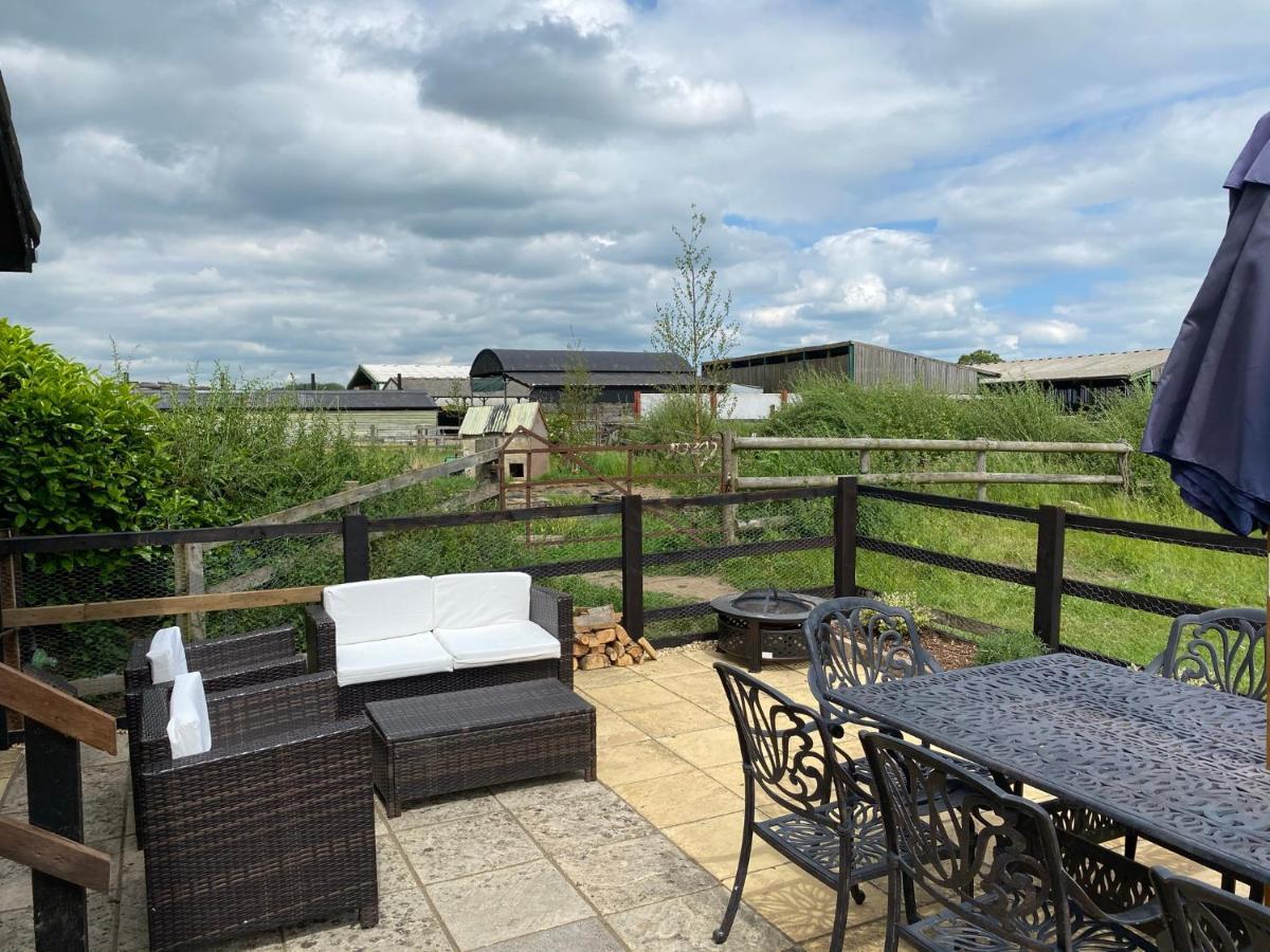 Rew Farm Country & Equestrian Accommodation - Sunrise Lodge 梅尔克舍姆 外观 照片