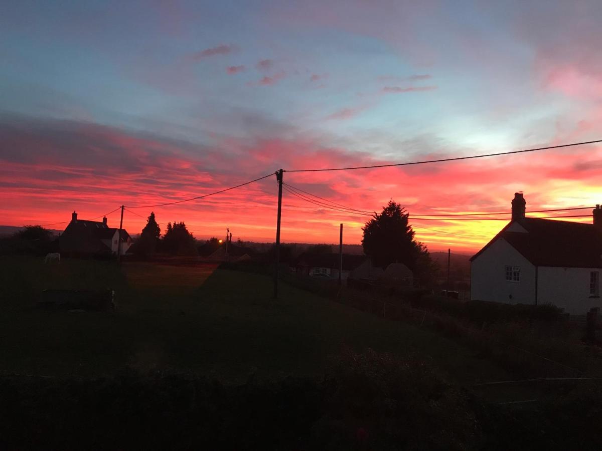 Rew Farm Country & Equestrian Accommodation - Sunrise Lodge 梅尔克舍姆 外观 照片
