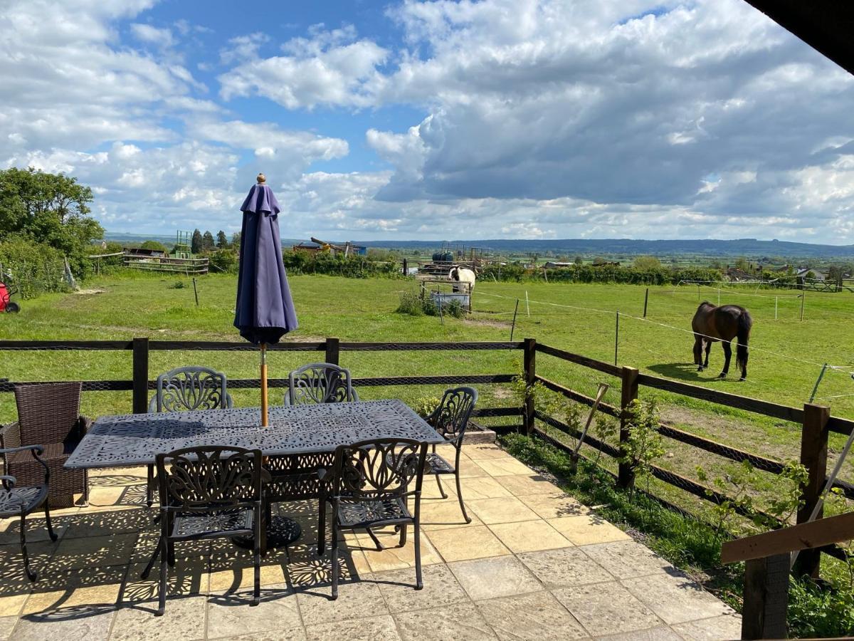 Rew Farm Country & Equestrian Accommodation - Sunrise Lodge 梅尔克舍姆 外观 照片