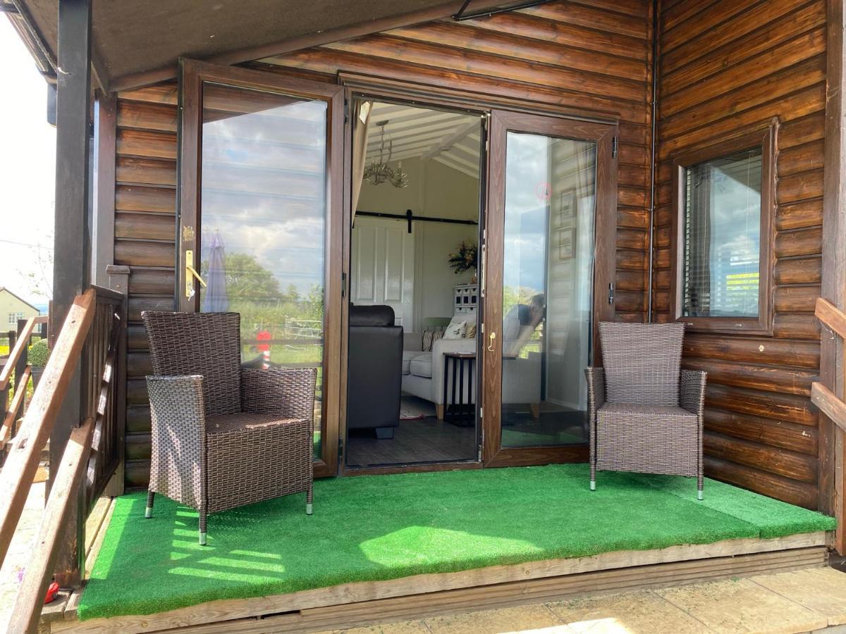 Rew Farm Country & Equestrian Accommodation - Sunrise Lodge 梅尔克舍姆 外观 照片