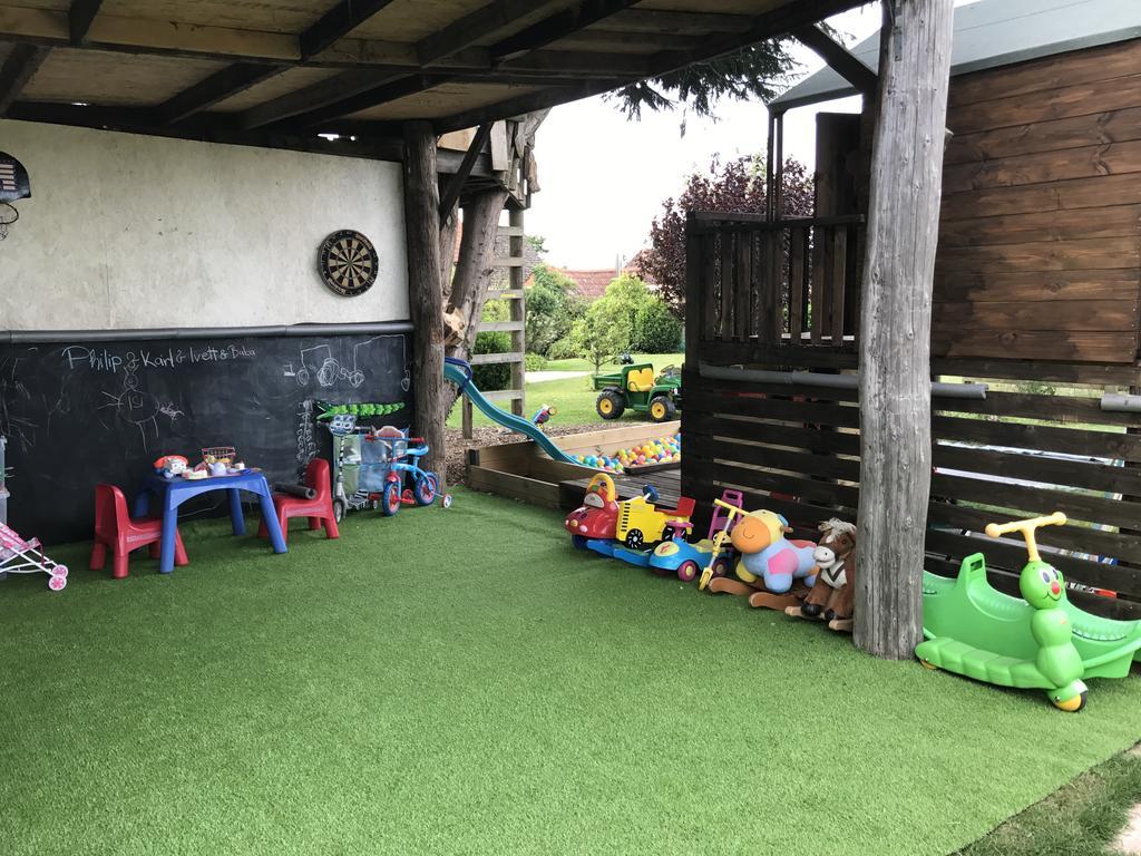 Rew Farm Country & Equestrian Accommodation - Sunrise Lodge 梅尔克舍姆 外观 照片